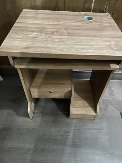 Compact computer/laptop/study table