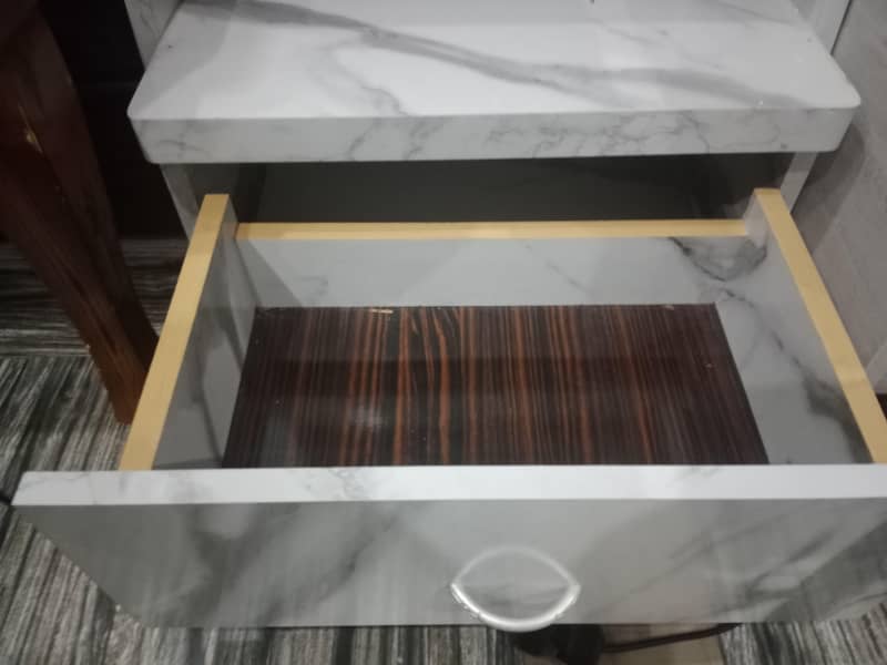 bed and dressing table 0
