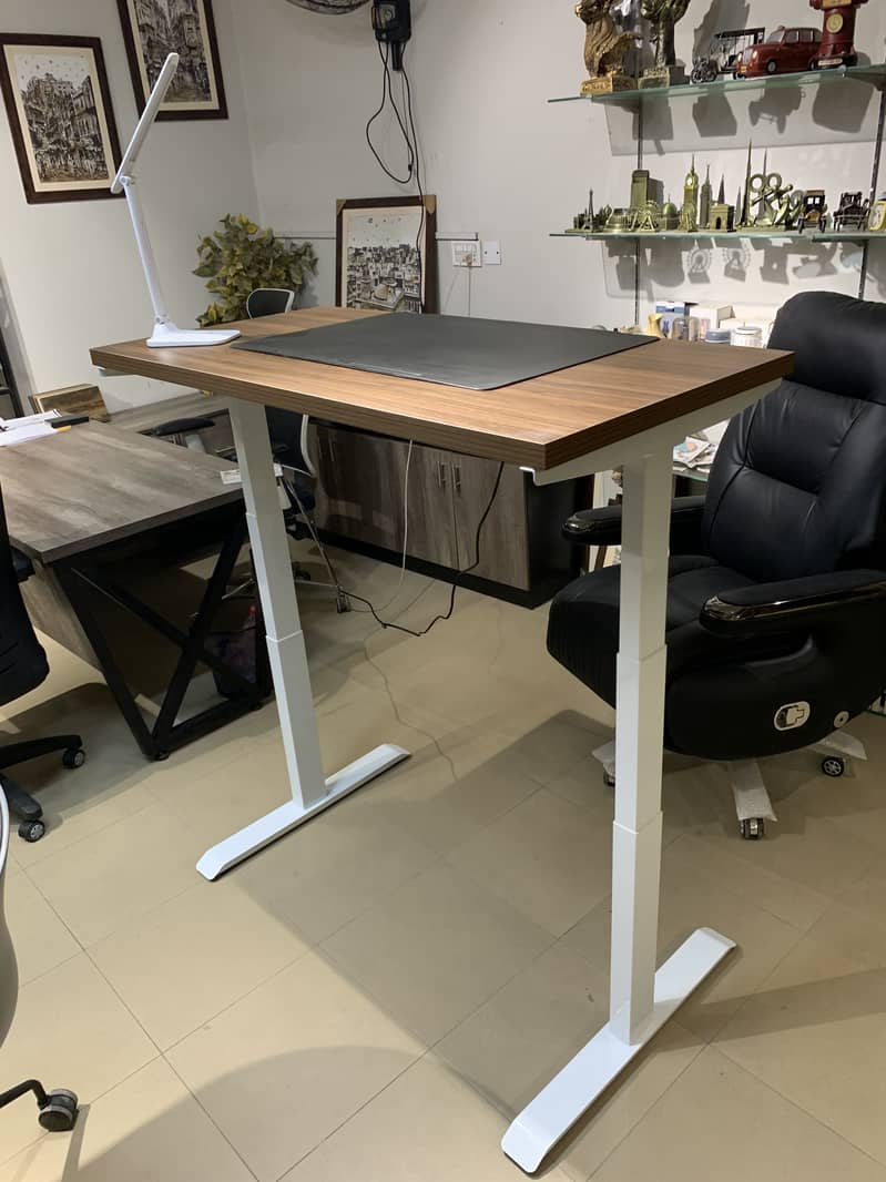 Height adjustable table/ standing desk 2