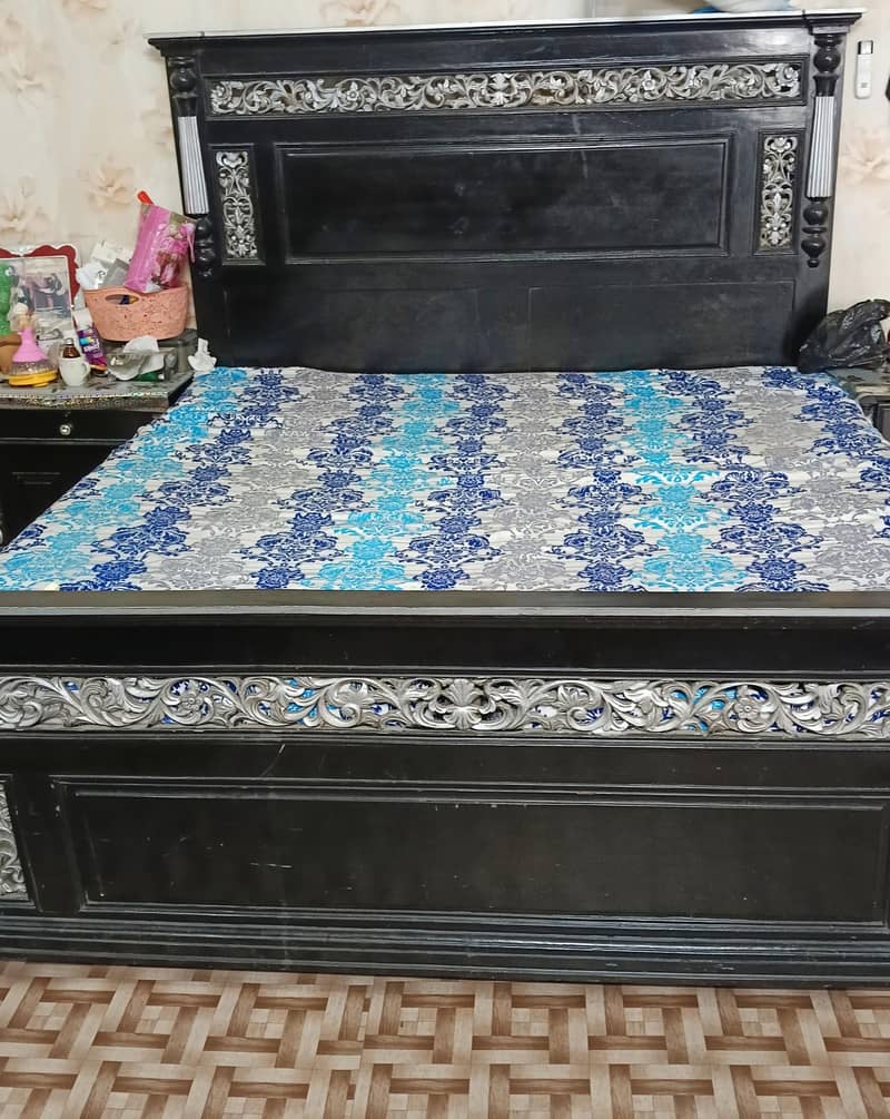 bed and dressing table 0