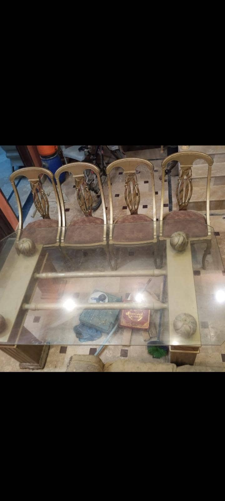 Full size dinning table. . 0