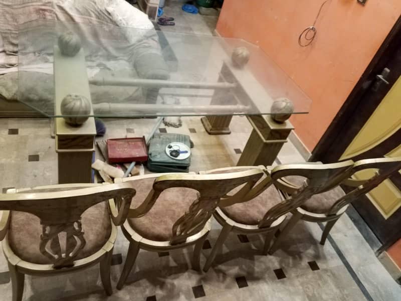 Full size dinning table. . 2
