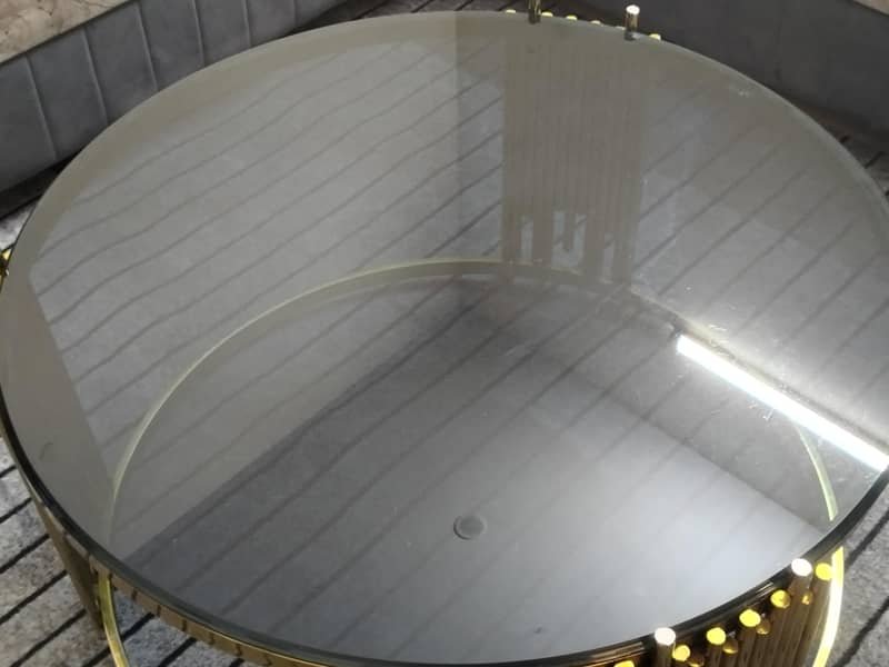 Central round table. 3