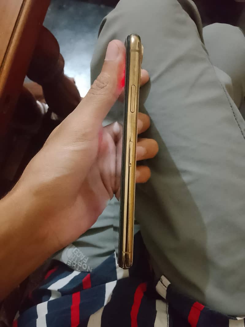 iphone 11 pro max 4