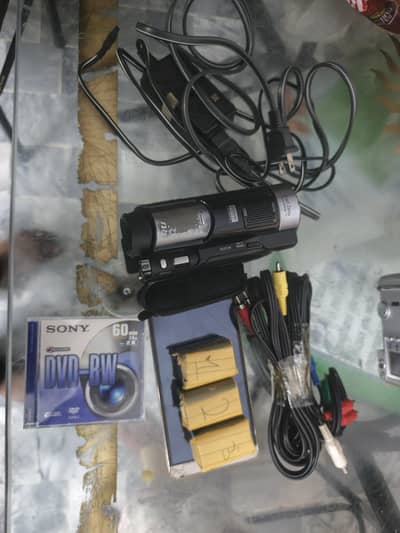Sony Handycam DVD Camcorder - Carl Zeiss Lens - 15x Optical Zoom