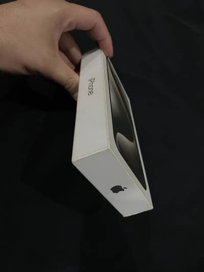 iPhone 15 Pro Max 256GB – Non PTA – 10/10 – Natural Titanium
