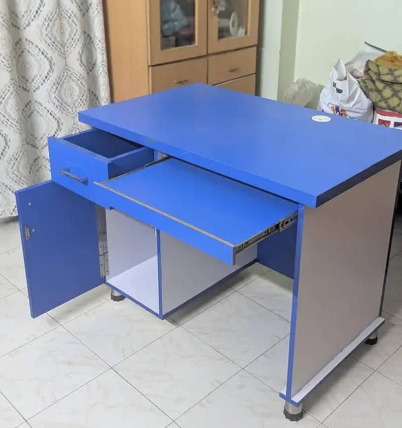 COMPUTER TABLE 0