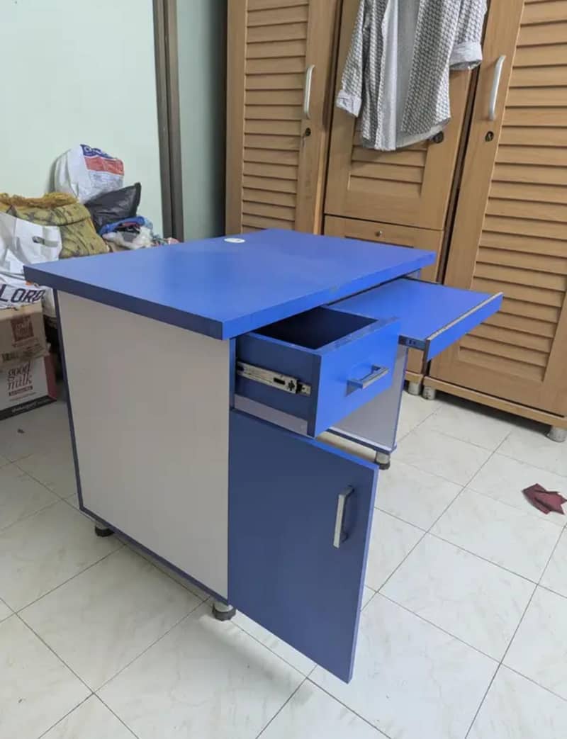 COMPUTER TABLE 1