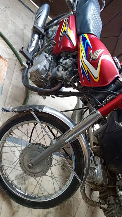 Honda 125 Karachi number red