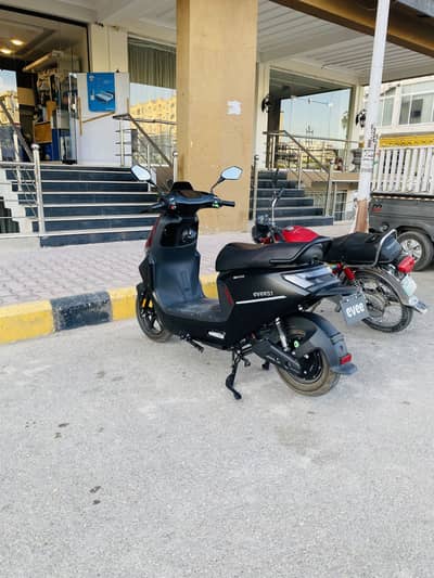 Evee s1 lithium scooty