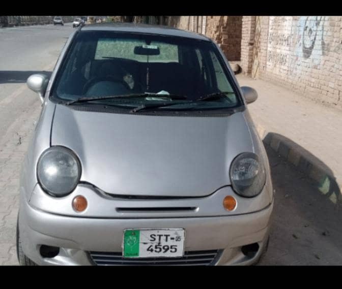 گآڑی باہر سے رنگ ہے اندر سے اپنی حالت میں۔ 0