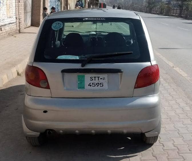 گآڑی باہر سے رنگ ہے اندر سے اپنی حالت میں۔ 3