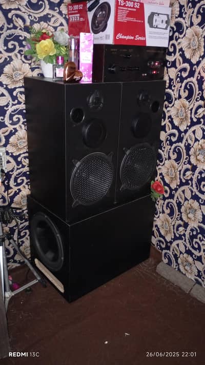 amp with base tube with speakers