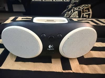 Logitech S125i Portable Speaker Dock for ipods and iphone old models