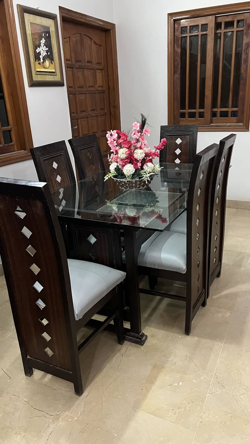 Dining table 0
