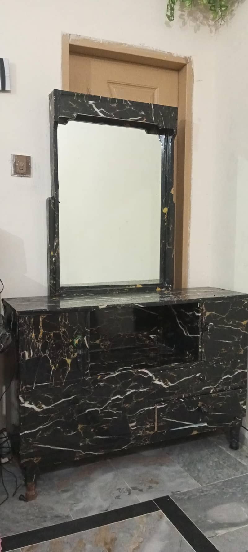 Dressing table with Mirror 0