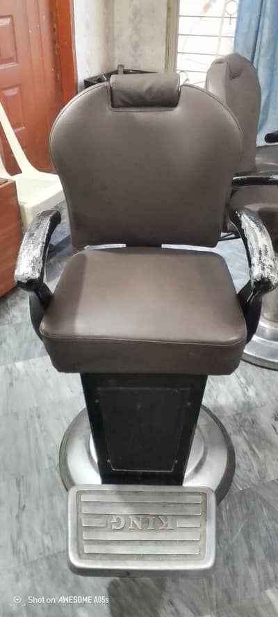 Beauty Saloon's furniture for sale on urgent basis