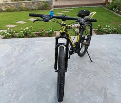2 disc brakes, back 7 gears,front 3 gears , shockobsers sports cycle