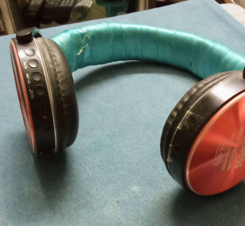 wireless headphone. 1