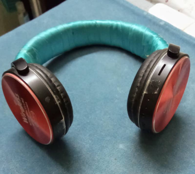 wireless headphone. 2