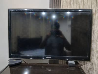 SAMSUNG SMART LED TV-32 INCHES ALONG WITH X96Q PRO ANDROID BOX.