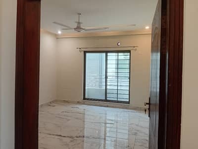 10 Marla park Facing 3 Bedrooms Flat For Sale.