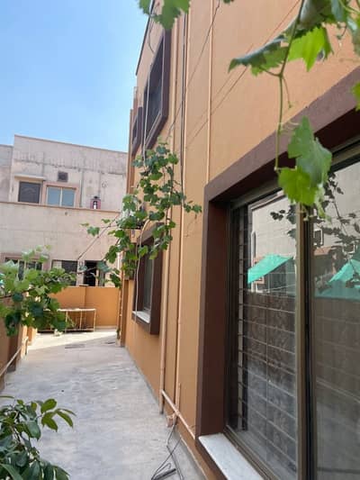 12 Marla 5 Bedrooms Investor Price House For Sale.