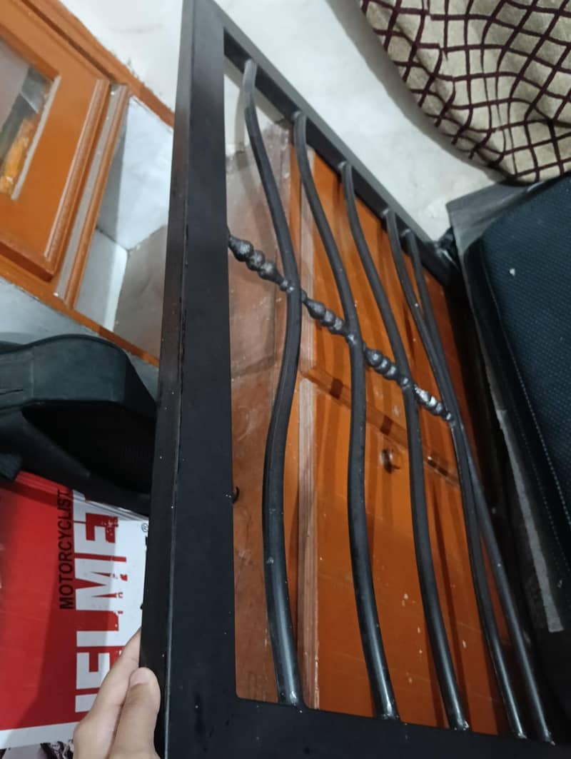 solid iron single bed without matress 0