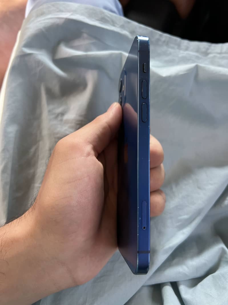 iPhone 12 4