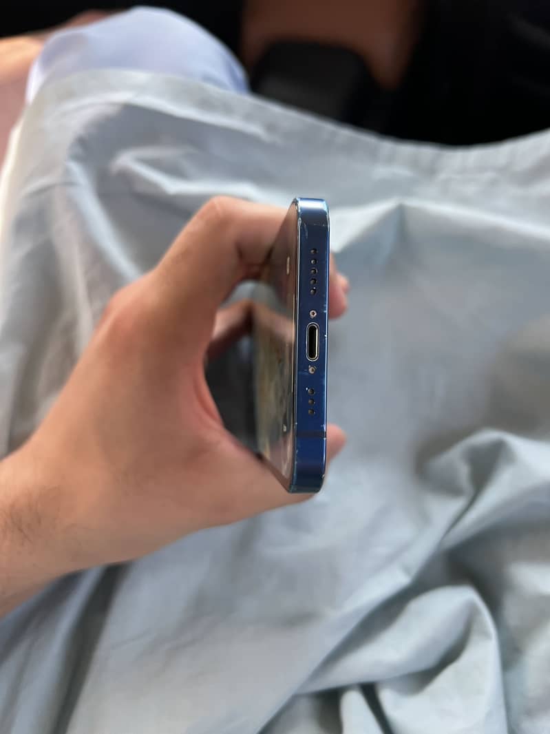iPhone 12 6