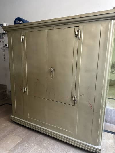 Spacioous storage cupboard in good condition