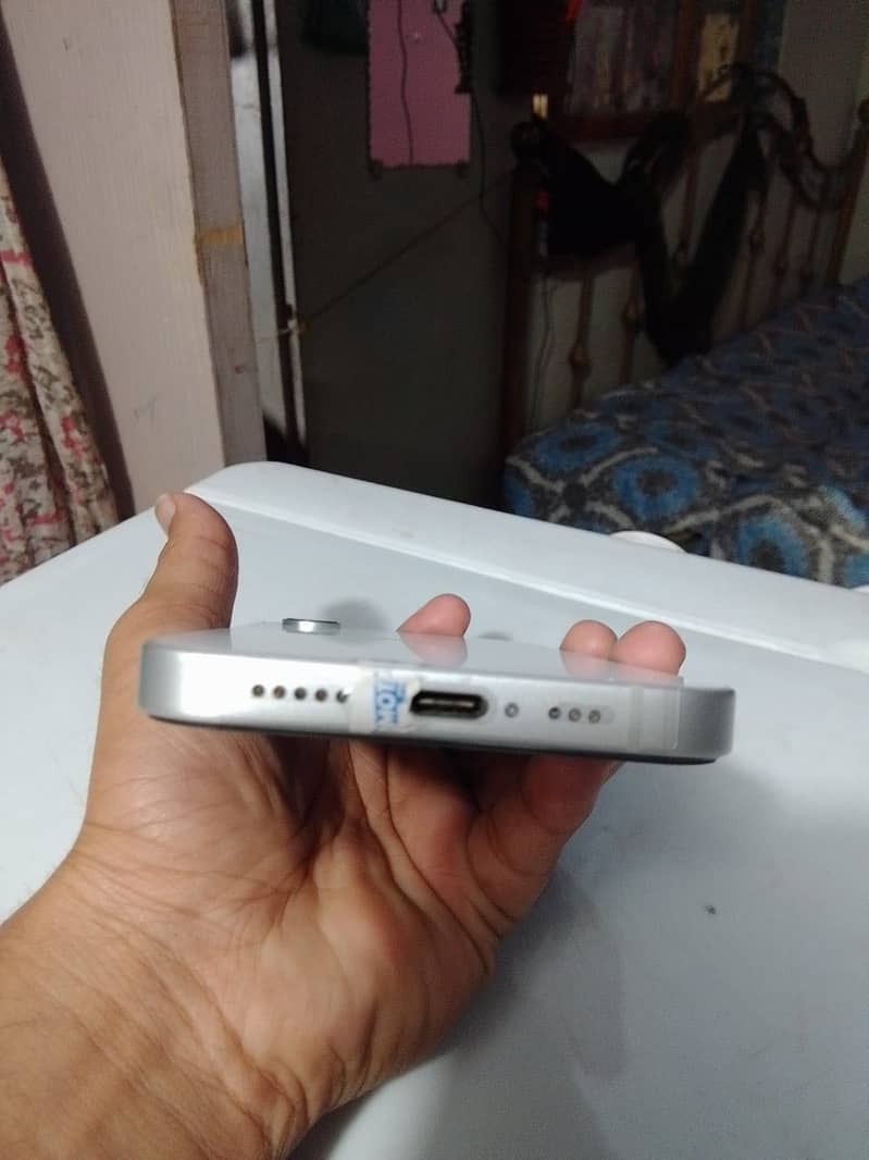 Iphone 16e 4