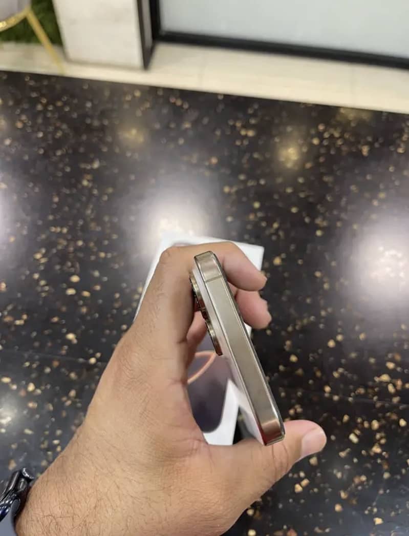 Iphone 16 pro max 4
