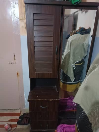 Dressing table for sale with big mirror- Malir Karachi