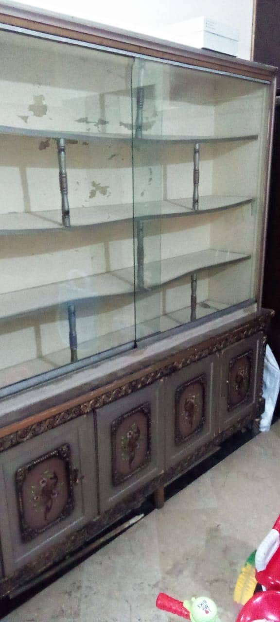 Showcase for dinner sets 0