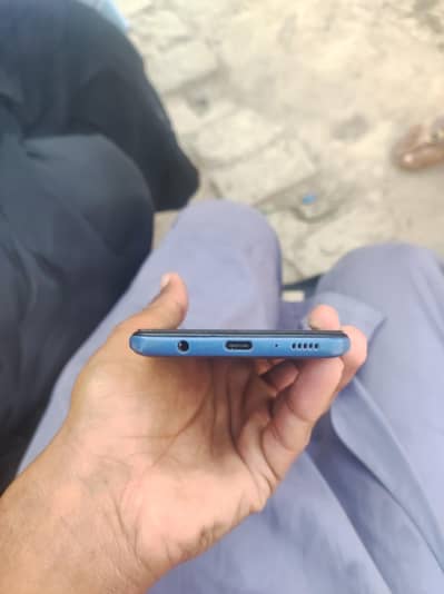 Samsung A31 6 128 box ni hai charger sath hai price is finl