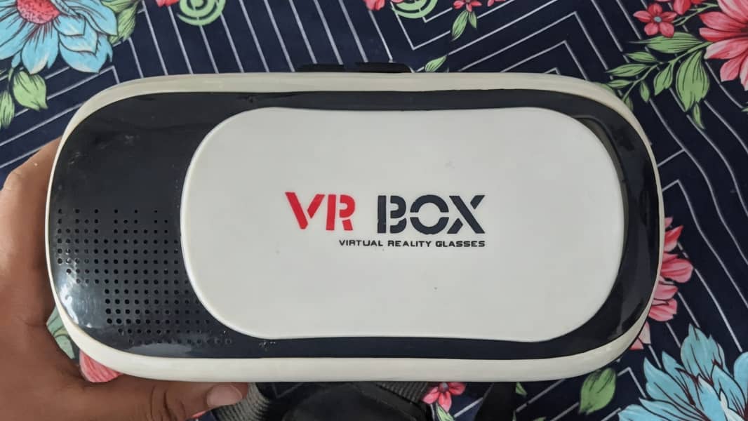 VR box with remote 0