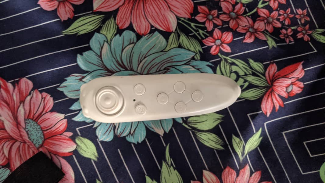 VR box with remote 3