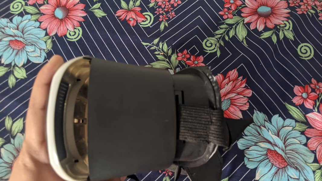VR box with remote 7