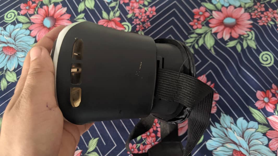 VR box with remote 8