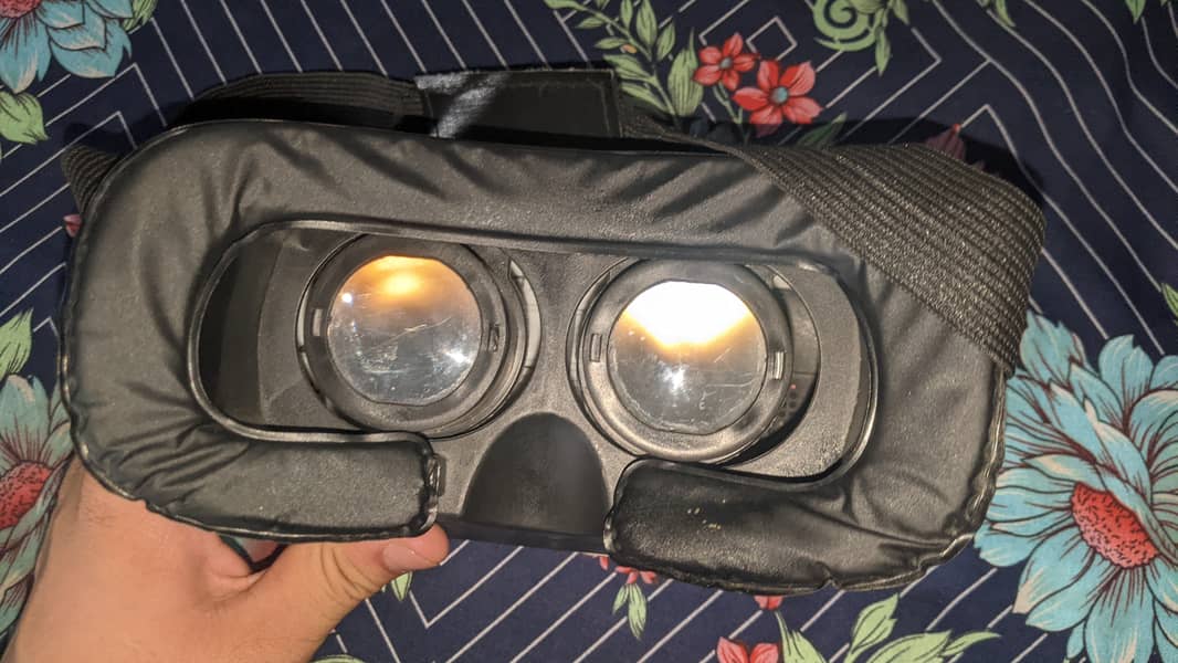 VR box with remote 9