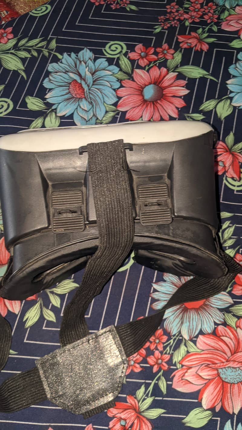 VR box with remote 11