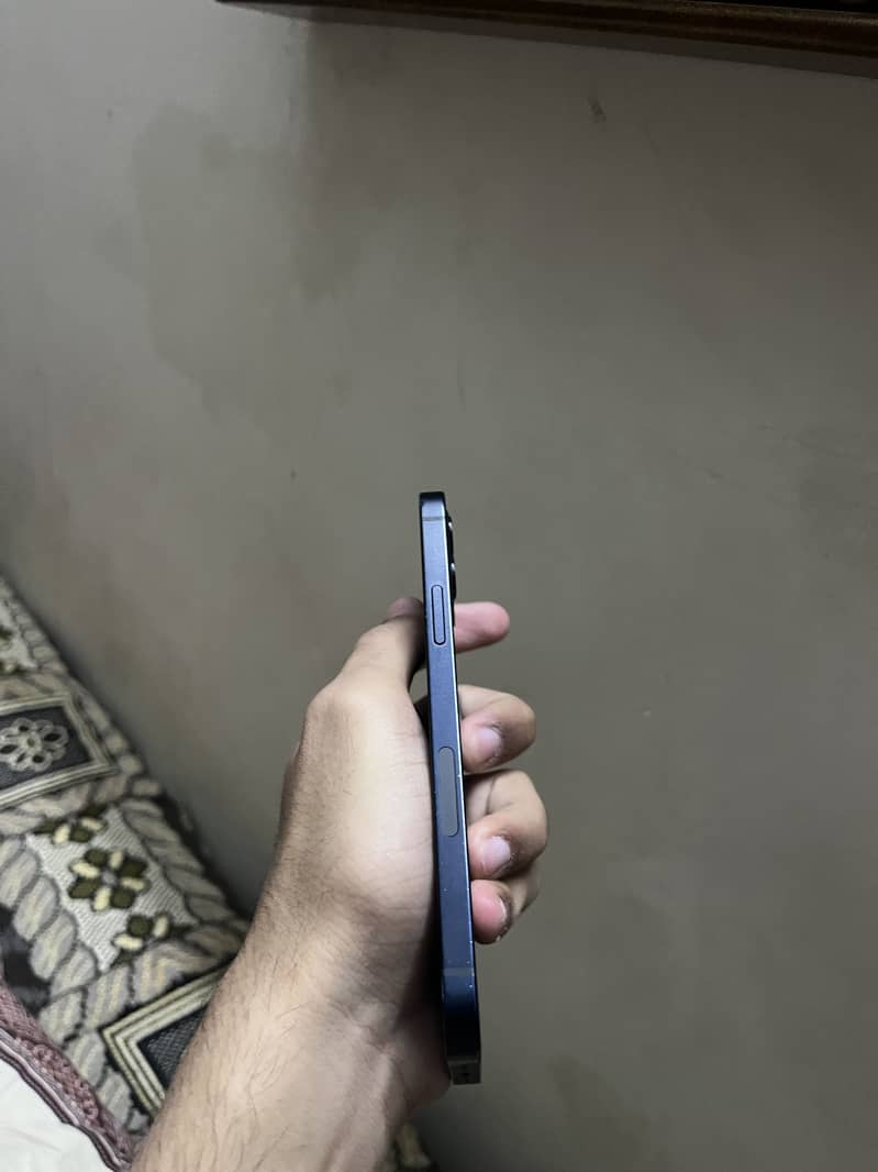 iPhone 12 4