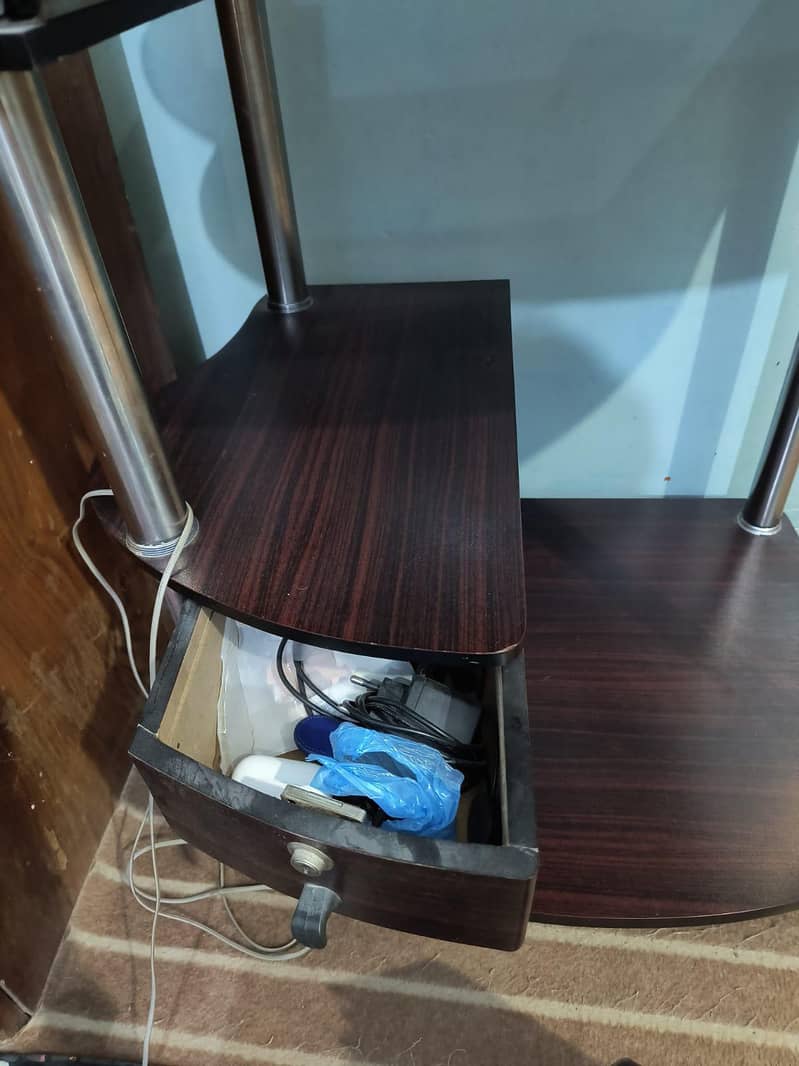 Computer Table Good Condition 3