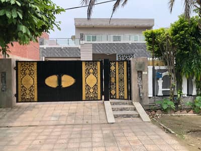 One Kanal Used Modern Design 6-Bedroom Double Unit Bungalow For Sale At Prime Location Of DHA Lahore Near To Park Masjid & Commercial Market.