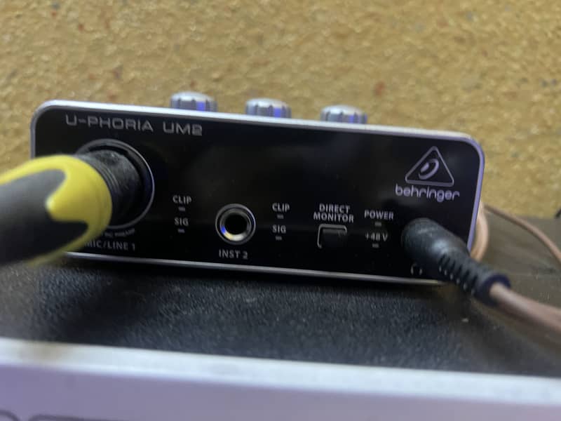 audio interface behringer Um2 with box 0