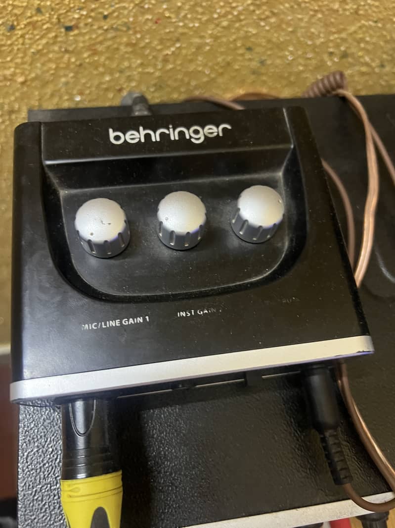 audio interface behringer Um2 with box 1