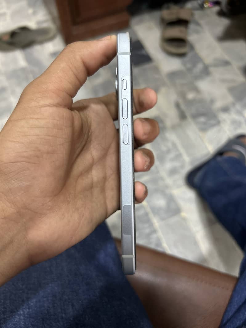 iPhone 15 4