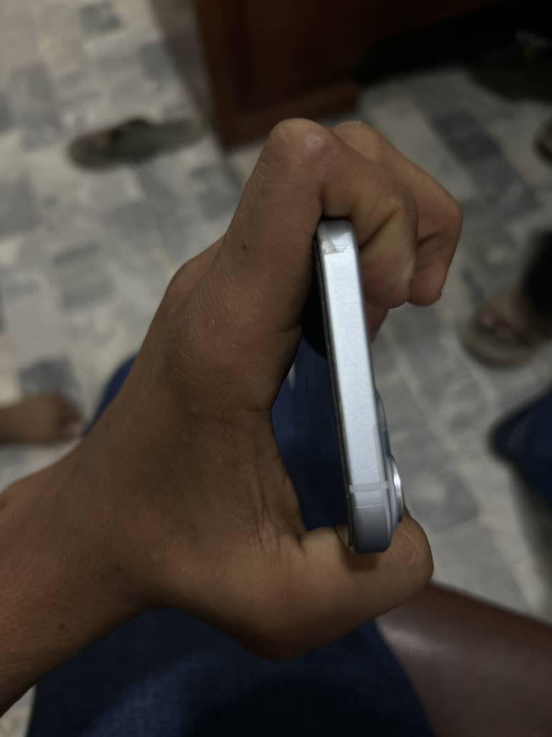 iPhone 15 6