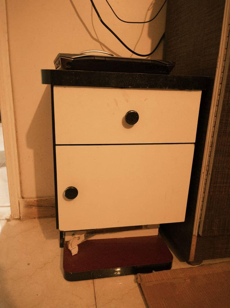 side table and mirrors 0
